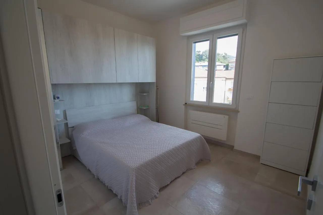 Bilocale Nuovo Con Vista Mare E Posto Auto Apartamento Varazze